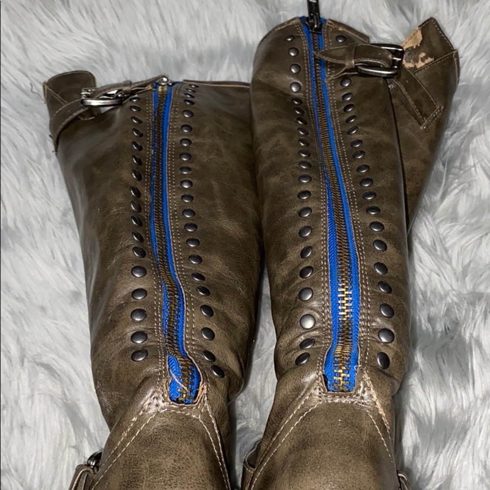 Boots - Picture 2 of 5